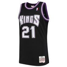 Load image into Gallery viewer, 21 - Men's Mitchell &amp; Ness Vlade Divac Black Sacramento Kings 2000-01 Hardwood Classics Swingman Jersey
